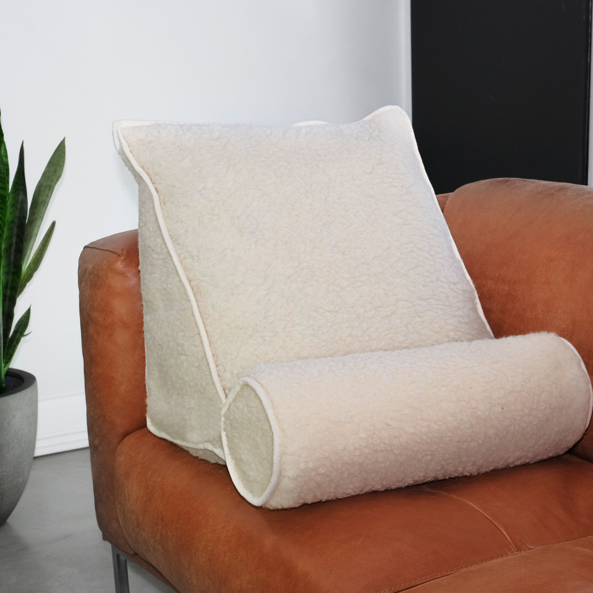 Schurwoll-Rückenkissen mit Nackenrolle