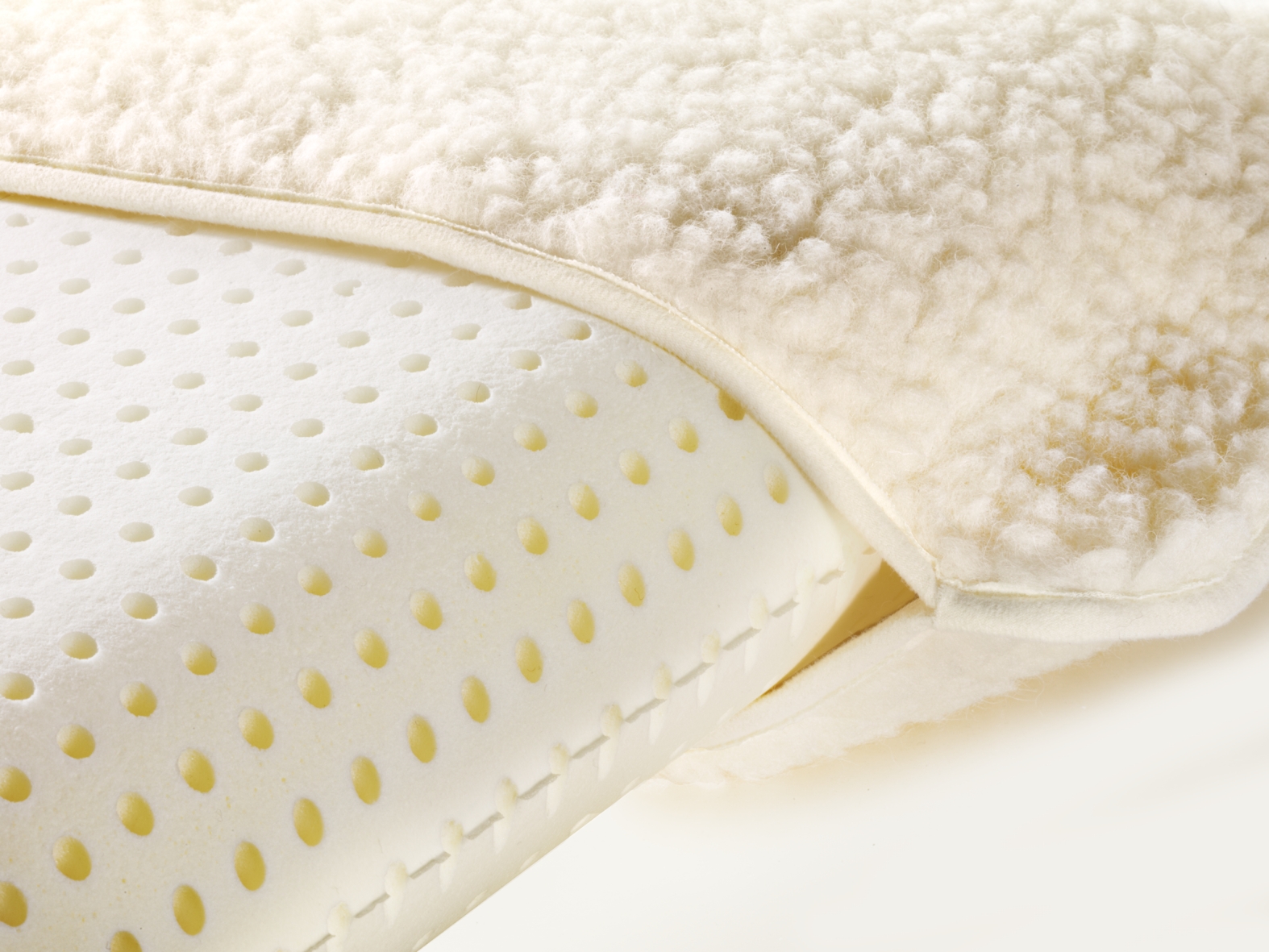 Schurwollkissen mit viskoelastischem Schaumstoff 