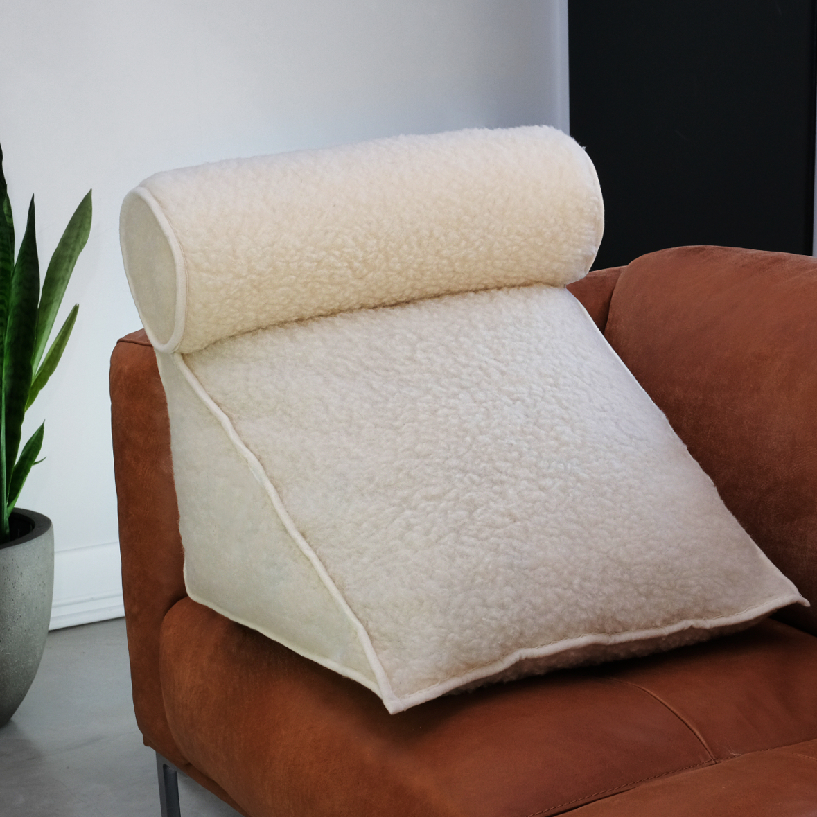 Schurwoll-Rückenkissen mit Nackenrolle